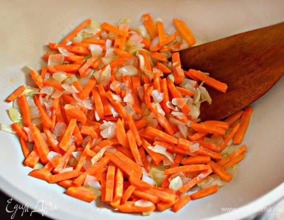 Слегка пассеруйте овощи на растительном масле.