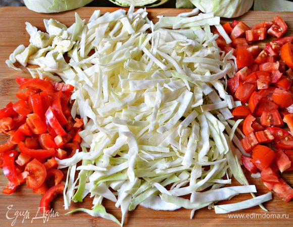 Капусту освободите от внешних листьев и нашинкуйте. Я очень люблю, когда капуста получается тонкими ровными полосками. Помидор (1 большой или 2 маленьких) промойте и порежьте кубиками. Перец также помойте и порежьте ломтиками-полосками.