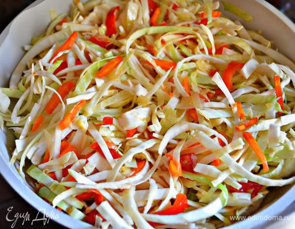 К пассерованному луку с морковью добавьте капусту с перцем. Тушите около 20 минут при закрытой крышке. Затем добавьте порезанный помидор, душистый и горький перец горошком, подсолите, перемешайте и тушите ещё 10 мин.