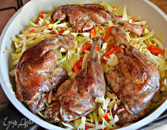 После перемешайте капусту, сверху уложите утиные ножки, закройте крышкой и томите на маленьком огне до готовности (около 20 мин).