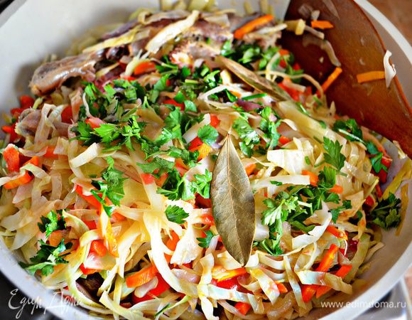 Посыпьте блюдо рубленной зеленью, добавьте лавровый лист, перемешайте и подержите ещё минут 5 на огне при закрытой крышке.