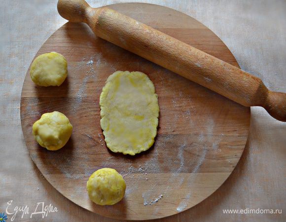 Выньте тесто из холодильника, разделите ориентировочно на 14 кусочков. Каждый раскатайте в виде овала.