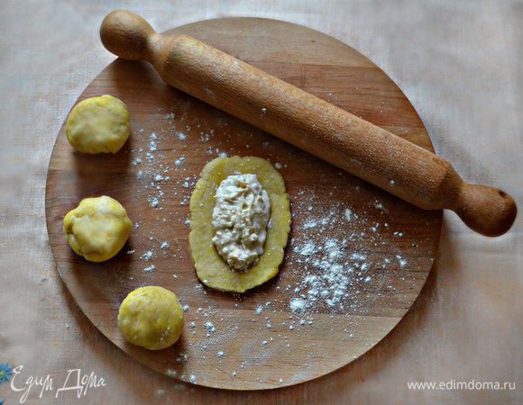 На каждый овал выложите подготовленную творожно-банановую начинку.