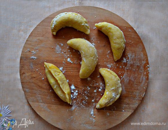 Слепите пирожок и изогните его немного, придав форму банана. Противень выстелите пекарской бумагой, слегка смажьте маслом. Выложите "бананчики" на противень и выпекайте 40-50 мин при 180°С. Печенье должно немного подрумяниться.