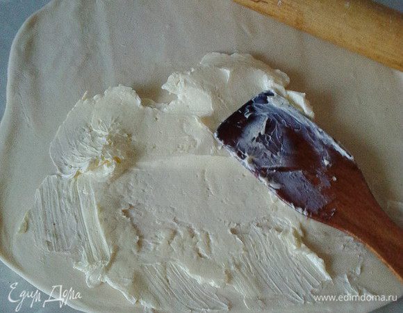 Каждый пласт смазываем мягким маслом.