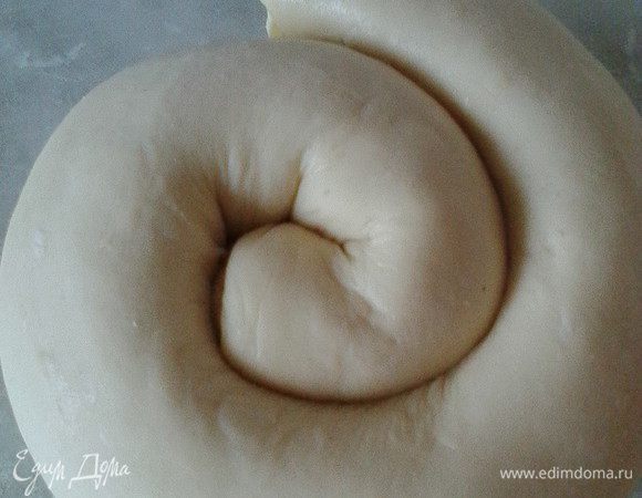 Рулеты закручиваем в улитку каждый и, обернув пленкой, отправляем в холодильник на 2 часа.