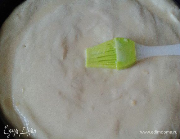 Края закрепить между собой или подвернуть (в рецепте предлагалось сделать тесту пару проколов вилкой, я сделала это шпажкой). Смазать сверху желтком с молоком (1-2 ст. л.) и отправить в разогретую до 180°С духовку на 25-30 минут.