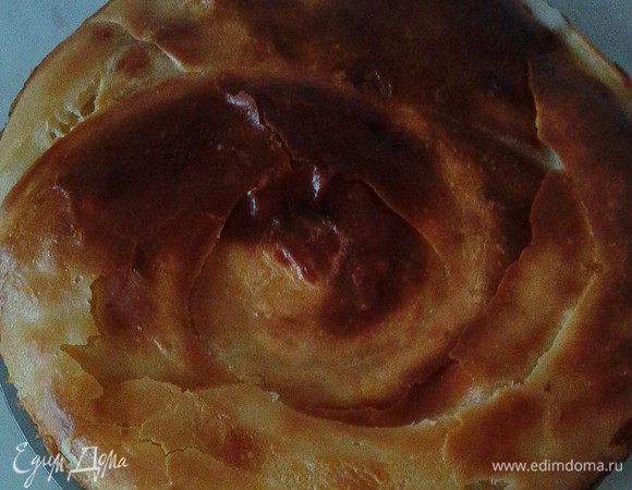 В пропеченном тесте отчетливо видны слои, на которые оно расслоилось даже без утомительных прослаиваний и раскатываний. Пирог хорош в теплом и в холодном виде.