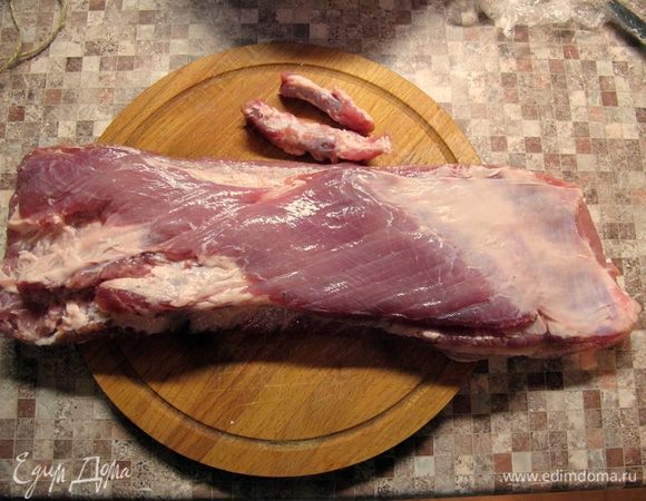 В первую очередь удаляем остатки хрящиков. У меня пашинка была уже зачищенной, за исключением двух небольших хрящиков, которые я легко удалила.
Такой кусочек очень хорош для запекания, потому что в нем есть очень небольшая жировая прослойка, которая позволит мясу не быть сухим.