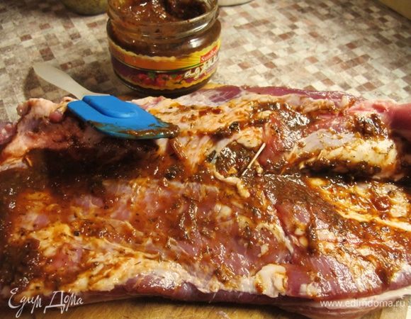 Разрежем кусок вдоль, раскроем, как книжку, хорошенько пройдемся по нему молоточком для отбивания мяса и смажем аджикой. Немного "посолим" половиной смеси соли и желатина.
Желатин закрепит наш рулет, чтобы он лучше держался.