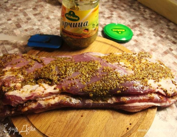 Затем закроем его обратно и смажем зерновой горчицей, и "посолим" остатками желатина с солью.