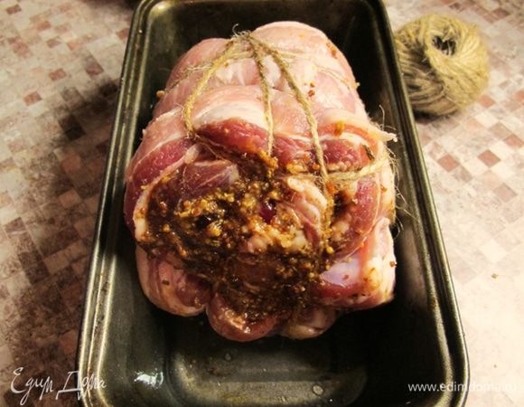 Свернем мясо рулетом и перевяжем бечевкой. 
В посуду для запекания наливаем на дно немного воды и отправляем мясо в духовку на час при температуре 170-180°С. Периодически поливаем кусок, выделившимся соком.
Если мясо сильно зарумянивается прикрываем его сверху листом фольги.
Затем допекаем еще минут 30-40, доливая воду по необходимости.