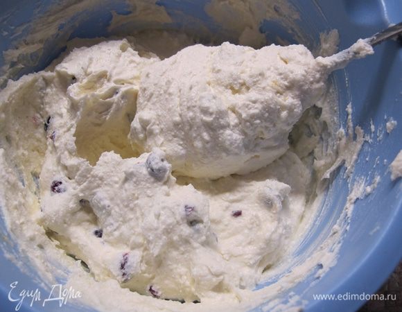 Затем добавляем вяленую вишню или изюм, по желанию.