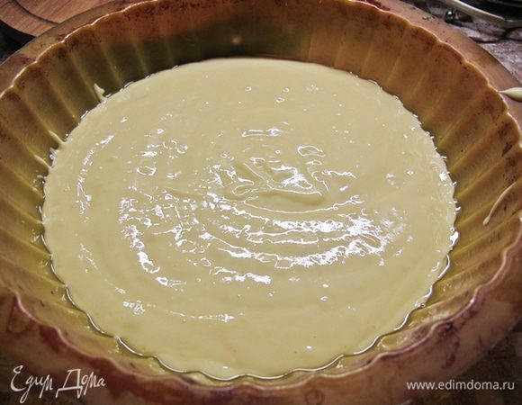 Форму смазываем маслом и выливаем тесто.