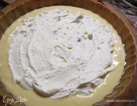 А теперь поверх теста выкладываем творожную начинку. Она немного утопает в тесте, так и должно быть. Главное распределить ее равномерно по всей форме, ближе к краям.