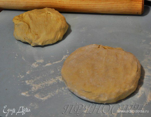 Оставшееся тесто делим на две неравные половинки — чуть больше, и вторая чуть меньше. От большей отщепляем кусочек теста величиной с грецкий орех и убираем пока в сторонку. Берем большую половинку, раскатываем примерно по диаметру нашей формы