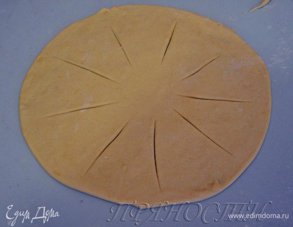 Раскатываем последнее тесто, диаметр как первая крышка примерно и снова очень тонко. На тесте делаем надрезы 8-10 штук, не трогая центр нашего круга и не доходя до края 4 см.