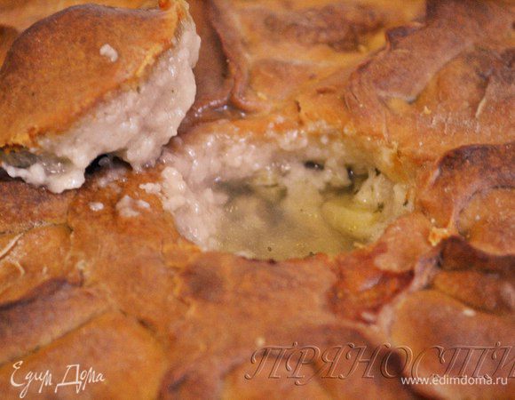 Аккуратно срезаете верхнюю крышку по краям защипов и вас ждет необыкновенное блюдо. В качестве хлеба идет хрустящее запеченное тесто, а уж начинка…