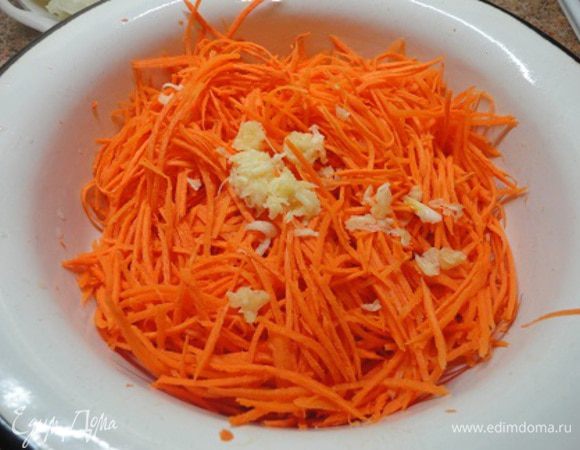 Морковь натереть (лучше на корейской терке) и смешать с натертым чесноком.