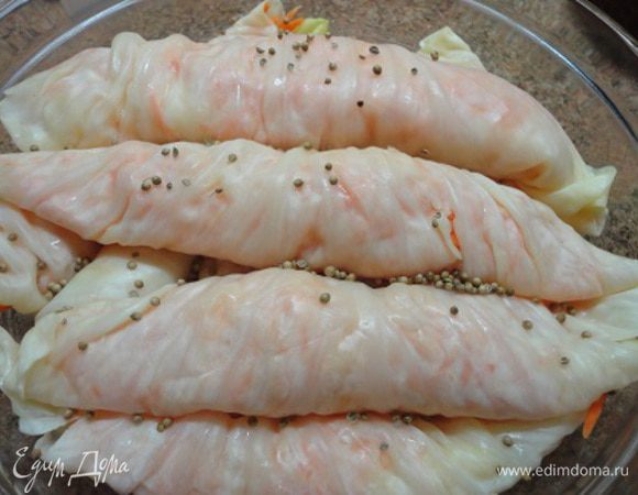 Завернуть рулетики и уложить в стеклянную или эмалированную посуду. Посыпать кориандром.