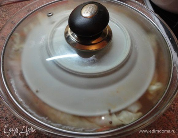 Воду с солью закипятить и залить ею рулеты. У меня как раз хватило 1 литра рассола на это количество продуктов. Придавить грузом и убрать в прохладное место на 3 дня.