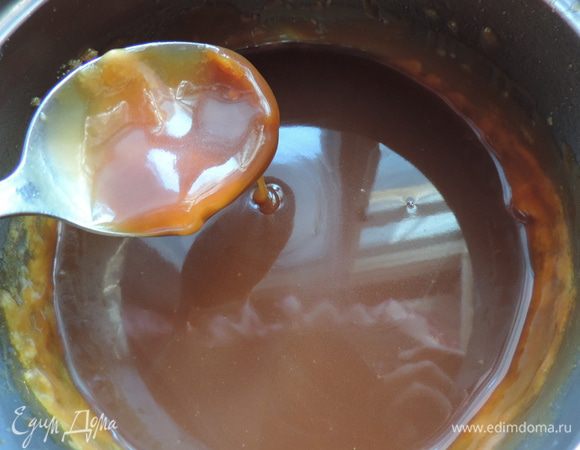 Пока бисквит печется, из указанных ингредиентов готовим карамель по рецепту http://www.edimdoma.ru/retsepty/63892-myagkaya-karamel
Только я для этого торта довожу расплавленный сахар не до золотисто-янтарного, а темного, практически коричневого цвета, иначе в готовом креме карамельный вкус будет почти неощутим.