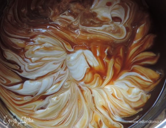 Теперь смешиваем сметанный крем с карамелью (остывшей до комнатной температуры!). В ингредиентах для крема я указала количество карамели по вкусу, но у меня по-другому просто не получилось, рекомендую добавить всю приготовленную порцию карамели. Можно перемешать просто лопаткой, а можно использовать миксер,.