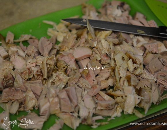 Разогреть духовку до 180°С. 
Если у вас готовая курица или индюшка, очищаем ее от костей и кожицы и нарезаем мелко.