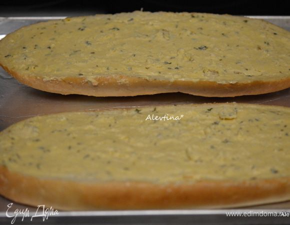 Делаем в домашнем стиле французский хлеб с чесночным ароматом заранее.
Батон ил багет крупный разрезаем напополам, начиняем чесноком и сыром, маслом, травами (у меня французский багет уже готовый с сыром и чесноком). Выкладываем на противень. Ставим в прогретую духовку на 5-8 минут, чтобы хлеб пропитался ароматами сыра и чеснока.
