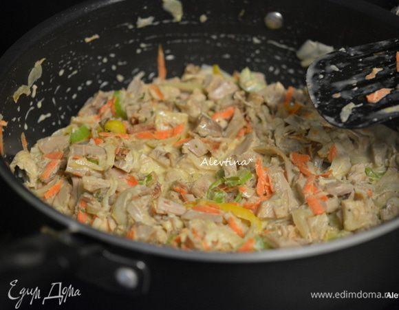 На сковороду добавим фарш или готовое мясо птицы и обжариваем несколько минут. Фарш до коричневого цвета. Слить лишний жир. Добавить порезанный тонко сельдерей, чеснок раздавленный. Обжарить слегка. Влить сливки густые, соус, посолить и поперчить. Я вместо соли использую овощную заправку на соли. Готовить 8-10 минут.