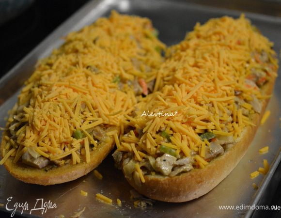 Сверху протертый любой сыр. Вернем в духовку на 10-15 минут.