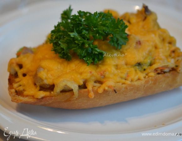 Хлеб разрезаем на 4 порции и подаем к столу, украсив зеленью по желанию.