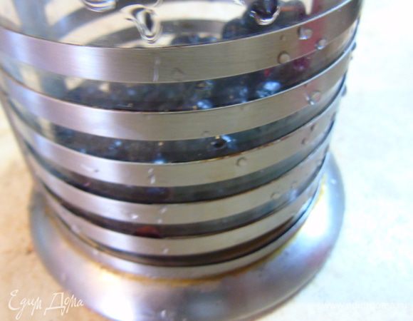 Смородину промыть и отправить в заварник.