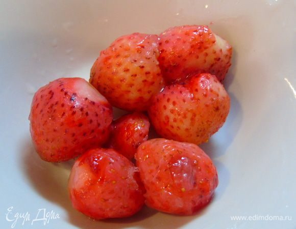 Клубнику тоже в заварник.