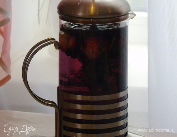 Заливаем кипятком, укутываем и настаиваем 10 минут, желательно ягоды чуть ложкой потолочь.