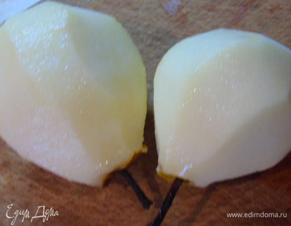 Грушу очищаем.