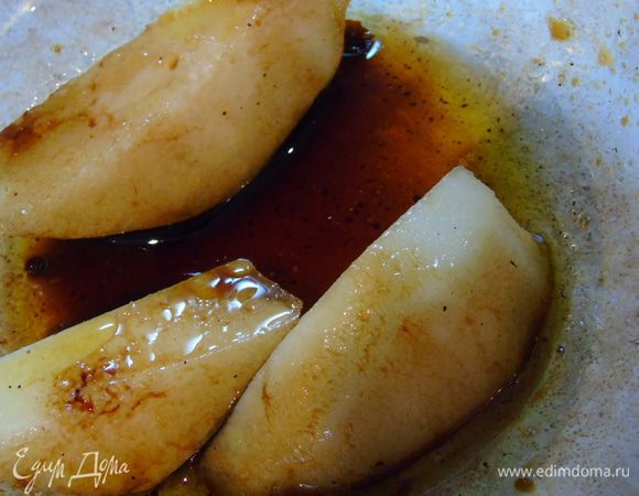 Смешиваем 50 мл оливкового масла, бальзамик, 40 мл кленового сиропа, солим и перчим, перемешиваем и окунаем туда груши.