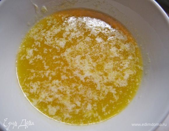 Маргарин растапливаем. Меня часто спрашивают: "А можно взять масло вместо маргарина?" Можно. Знаю, что многие с опаской относятся к маргарину и, возможно, правы. Но этот рецепт родился во времена, когда люди жили не очень обеспеченно и в оригинале этот рецепт был именно с маргарином. Поэтому этот пирог я пеку обычно с ним. Всё-таки при замене на масло тесто получается немного другим, более сдобным и рассыпчатым. Думаю, что основную роль играет растительное масло, содержащееся в маргарине. Так что всё оставила, как в оригинале. Просто стараюсь брать качественный маргарин.