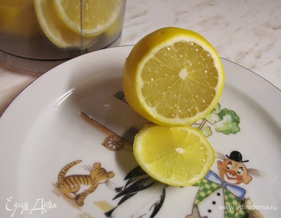 Займемся начинкой. В зависимости от того, какие у вас лимоны, немного меняется технология приготовления. Я обычно беру самые тонкокожие лимоны. Мне кажется, в этот раз мне попался какой-то гибрид, потому что при нарезании они пахнут лаймом, но выглядят как обычный желтый лимон. На фото видно, какая у него тонкая кожица. Лимоны я кладу на пять минут в очень горячую воду, затем нарезаю, чтобы обязательно удалить косточки, и пюрирую вместе с кожурой в блендере. Когда не было блендеров, прокручивали на мясорубке.
Если лимоны толстокожие, это тоже неплохо, они более сладкие. Но тут придется сначала тонко срезать желтую цедру, затем счистить белую кожицу и выбросить ее, затем всё как описано выше. И лимонов понадобится не три, а четыре.
Лимонное пюре смешиваем с сахаром и крахмалом. Количество сахара подбирайте под свой вкус.  
Лимонный сок, который образуется при чистке и нарезании лимонов, аккуратно соберите, мы им погасим соду.