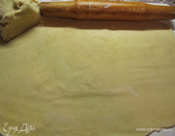 С тестом всё очень просто. 
Яйцо с водой вливаем в подостывший растопленный маргарин. Затем туда же соду, гасим лимонным соком и начинаем постепенно добавлять муку и замешивать тесто. Сначала перемешиваем ложкой, затем руками. ВАЖНО! Всю муку сразу не всыпаем. Муки может понадобиться чуть больше или меньше, ориентируйтесь на "тугость" теста, примерно, как мочка уха. Из пятисот грамм муки у меня ушло примерно 480-490 на тесто, остальное оно добирает с доски в процессе раскатки.
Тесто должно отставать от рук, но не должно быть слишком тугим. Главное, хорошо вымесить его. 