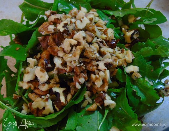 Рукколу вымыть и просушить, орехи порубить.