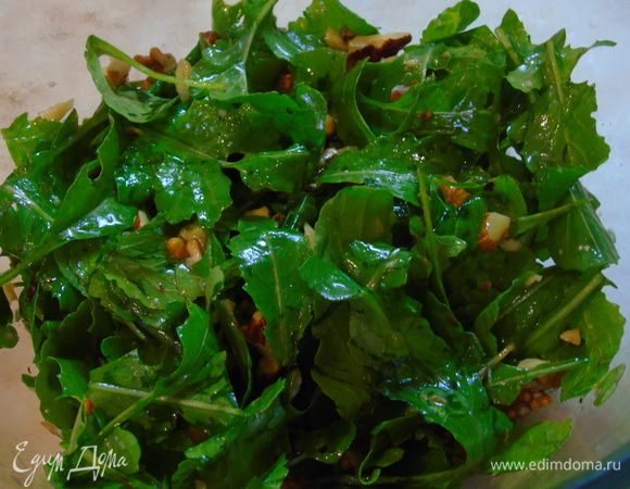 Добавить оливковое масло и оставшийся кленовый сироп, перемешать.