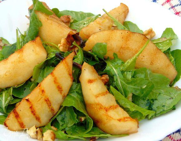 На тарелку выкладываем рукколу, сверху грушу и подаем. Приятного аппетита!!