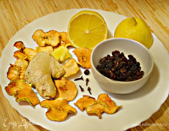 Приготовить необходимые ингредиенты. Лимон обдать кипятком, промыть сухие яблоки и изюм в тёплой воде.