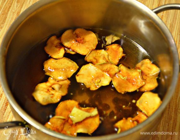 В кастрюлю вылить яблочный сок, добавить натёртую на мелкой тёрке цедру лимона, изюм, сухие яблоки, гвоздику, душистый перец, порезанный корень имбиря (1 см). Варить всё вместе 10 минут. Затем добавить немного сахара (примерно 1 ст. л.), вино и довести смесь до кипения, но не кипятить. Слегка остудить и добавить мёд, перемешать.