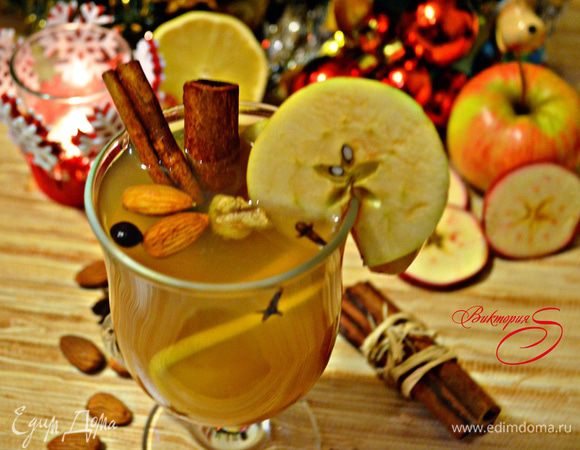 На дно бокала положить по 2-3 изюмин, 2 шт миндаля, корицу. Напиток процедить, разлить по бокалам. Подавать глинтвейн горячим. Будьте здоровы!