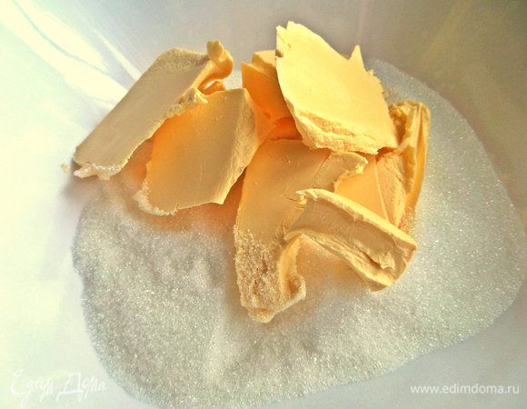 Мягкое масло или маргарин отправим в сахар с ванилью. Растираем ложкой.