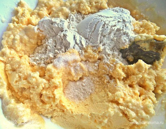 Добавим майонез. Всыпаем по частям муку с содой и продолжаем растирать.