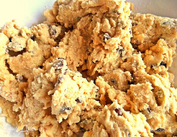 Всыпаем чистый отжатый изюм, желательно мелкий.