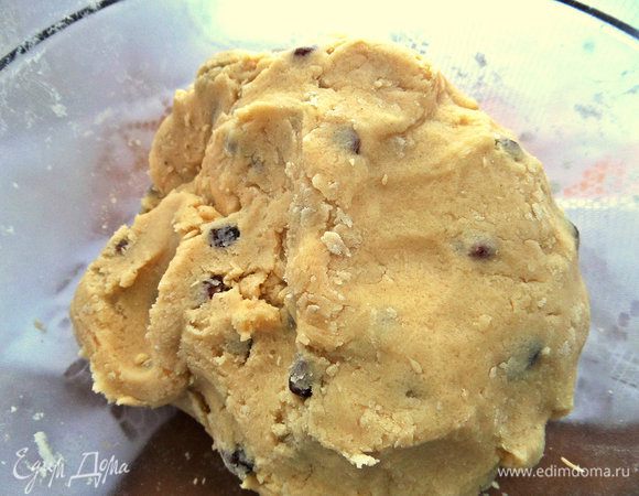 Замешиваем уже рукой крутое песочное тесто. Кунжут можно добавить прямо в тесто, а можно сделать так: шаг ниже.